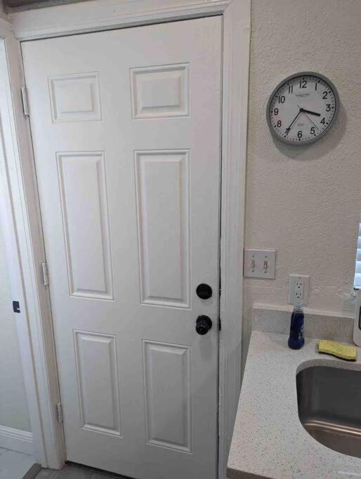 Renovate Large Studio 21-Directly Across Beach St. Pete Beach Ngoại thất bức ảnh