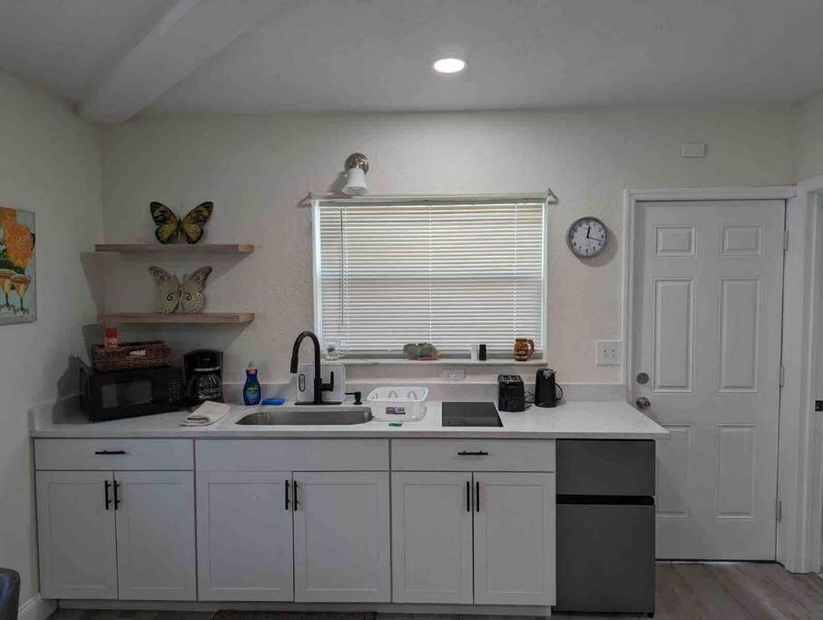 Renovate Large Studio 21-Directly Across Beach St. Pete Beach Ngoại thất bức ảnh